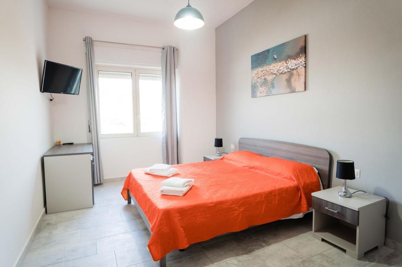 B&B Dell'Infopoint-La Via Silente 카스텔누보실레토 외부 사진