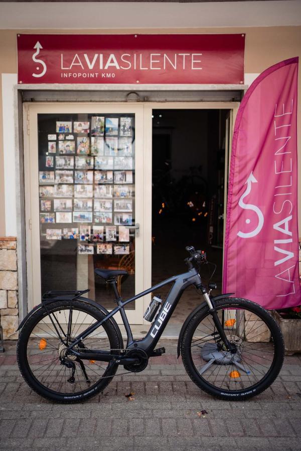 B&B Dell'Infopoint-La Via Silente 카스텔누보실레토 외부 사진