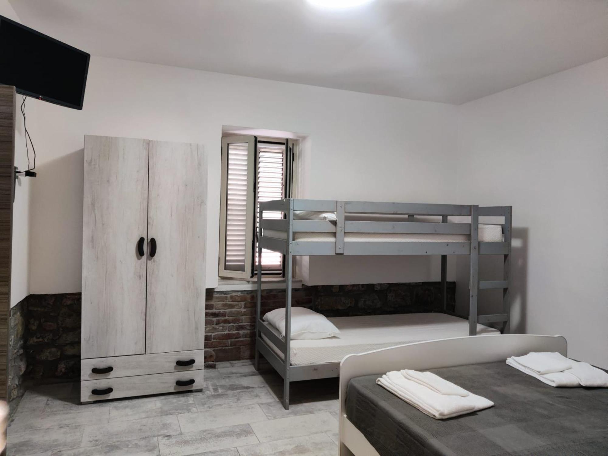 B&B Dell'Infopoint-La Via Silente 카스텔누보실레토 외부 사진